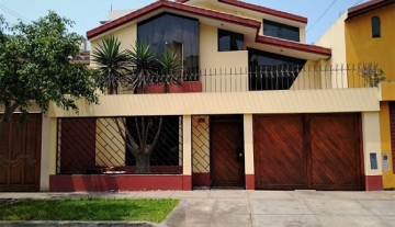 Espaciosa Casa, Alt. Cdra. 11 Av. Constructores